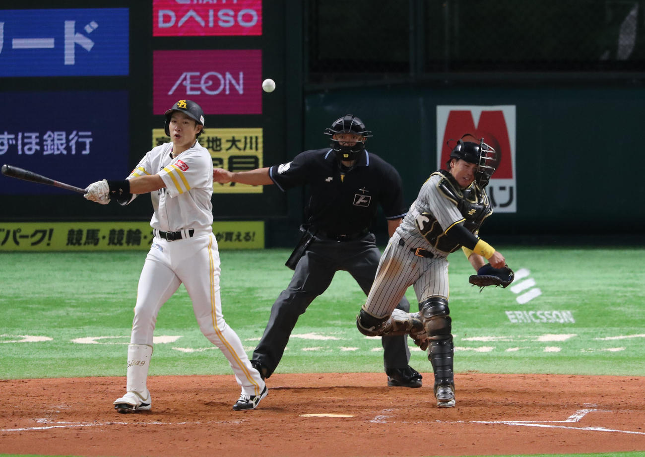 ソフトバンク対阪神　5回裏ソフトバンク2死一塁、打者・柳田悠岐のとき一塁走者の周東佑京は二盗成功、捕手は梅野隆太郎（撮影・梅根麻紀）