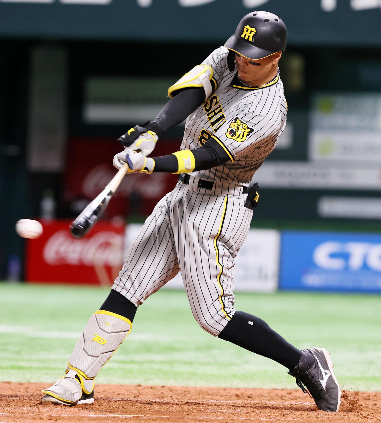 ソフトバンク対阪神　4回表阪神1死、佐藤輝は右前打を放つ（撮影・加藤哉）