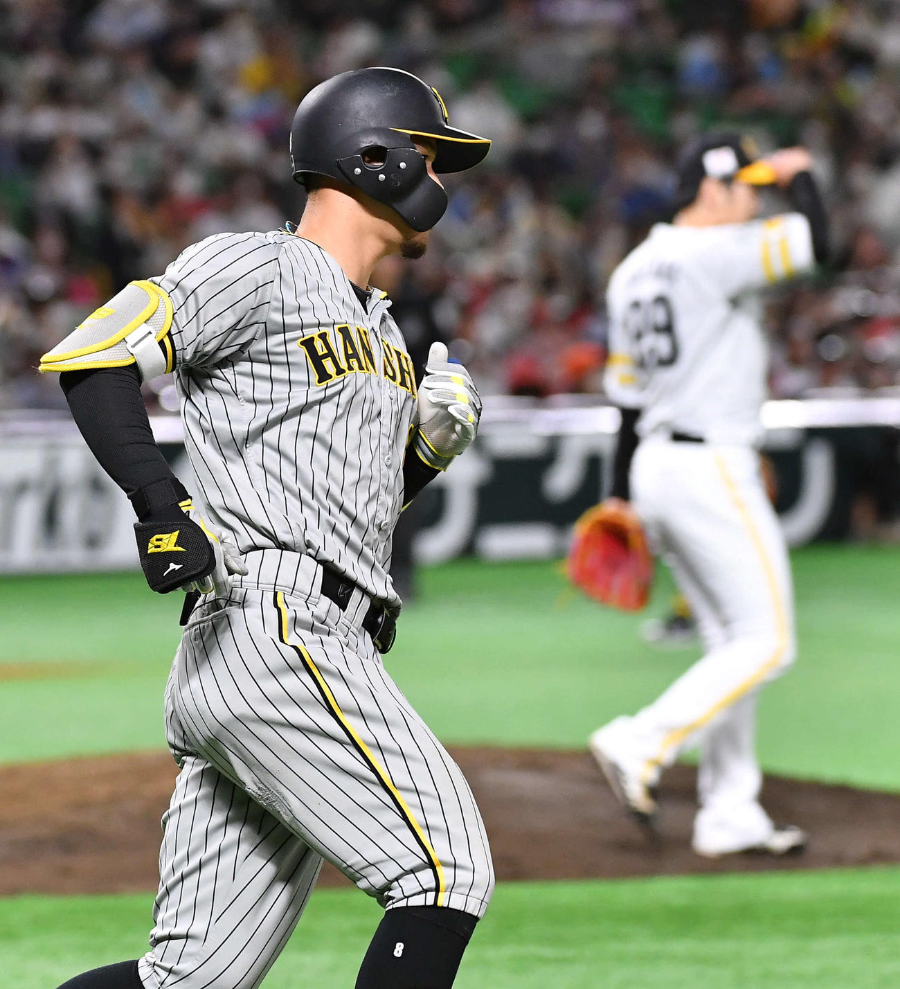 ソフトバンク対阪神　4回表阪神1死、石川（奥）から右前安打を放った佐藤輝（撮影・岩下翔太）
