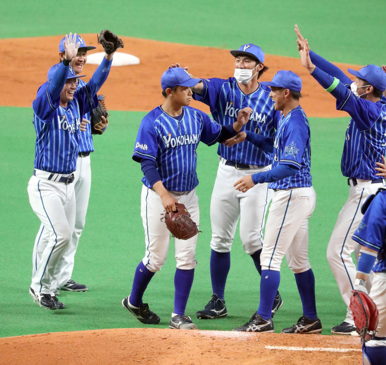 日本ハム対DeNA　ノーヒットノーランを達成しナインに祝福される今永（中央）（撮影・佐藤翔太）