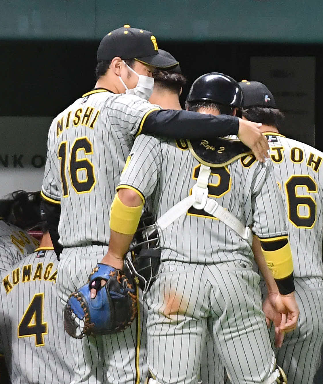 ソフトバンク対阪神　ソフトバンクに勝利し、梅野（右）の肩を抱きながら笑顔を見せる西勇（撮影・岩下翔太）