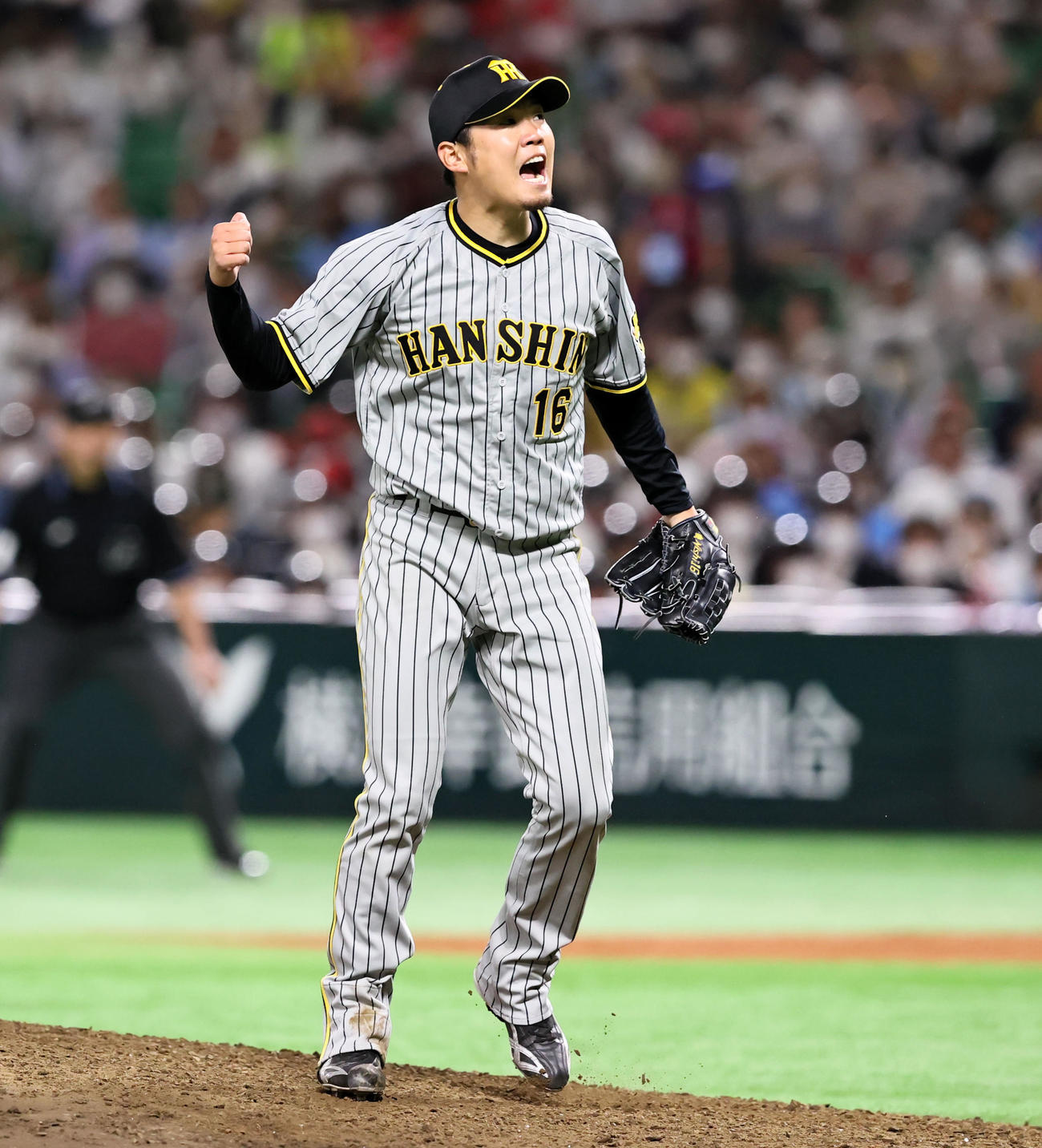 ソフトバンク対阪神　5回裏ソフトバンク2死二塁、柳田を三振に仕留めガッツポーズを見せる西勇（撮影・加藤哉）