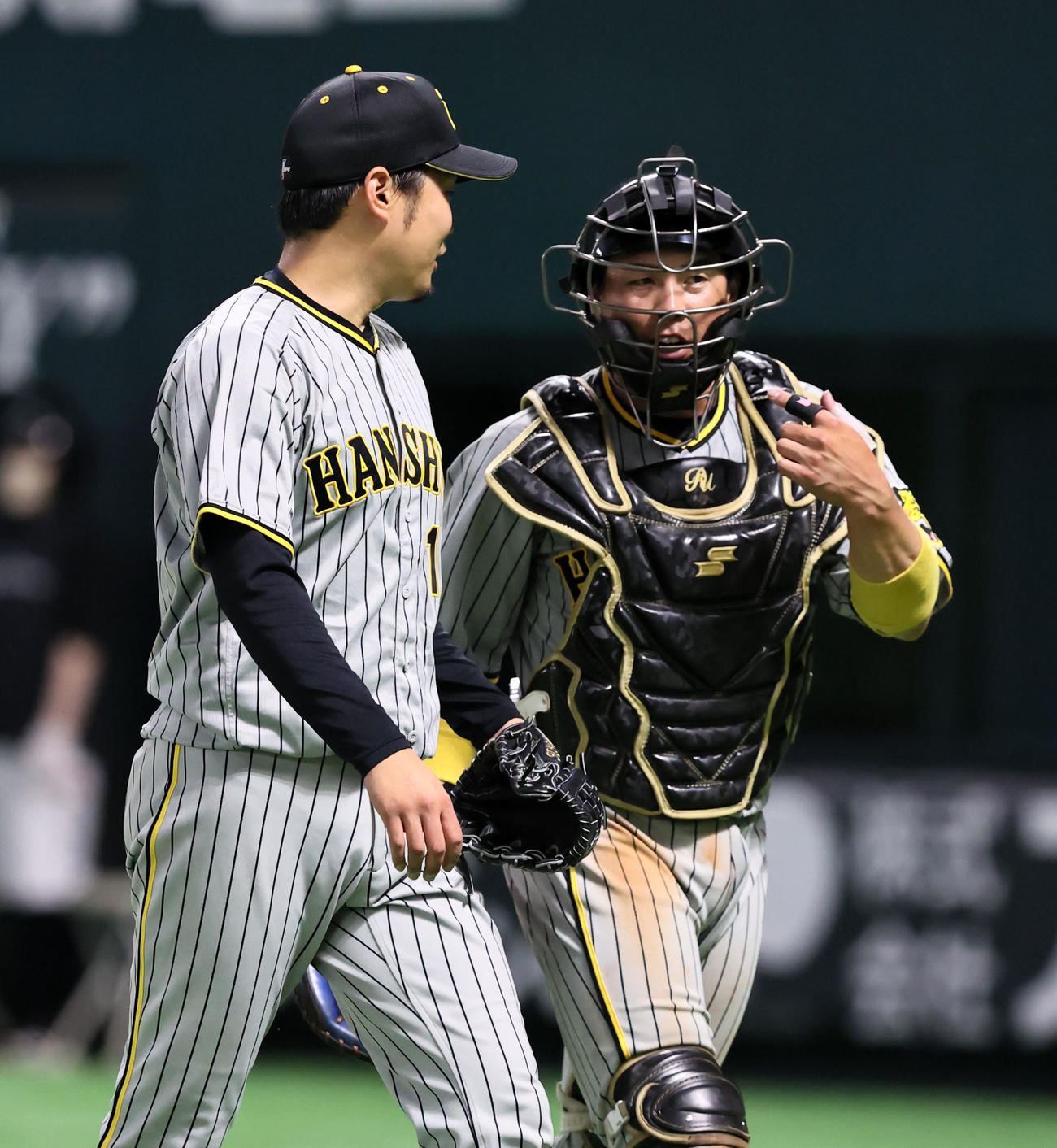 ソフトバンク対阪神　3回裏を終え西勇（左）と話ながら引き揚げる梅野（撮影・加藤哉）