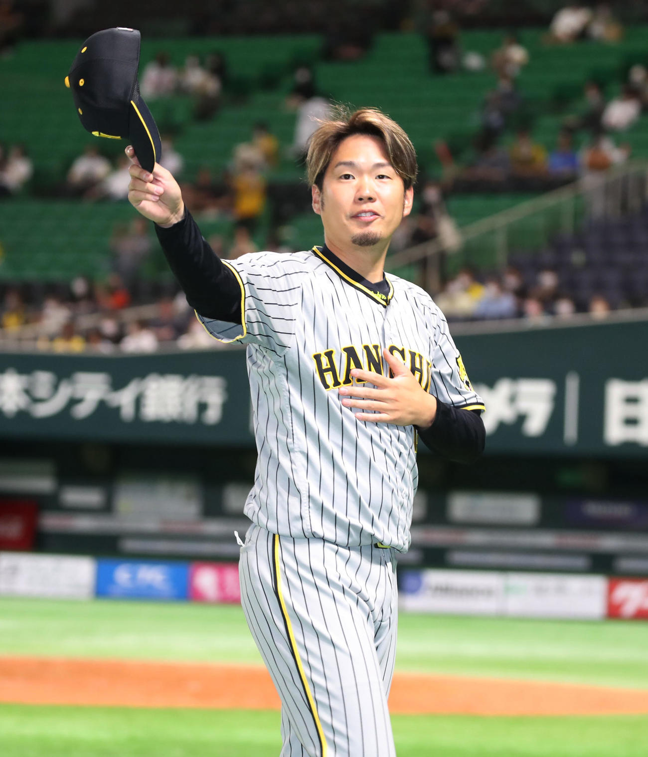 ソフトバンク対阪神　ヒーローインタビューを終えスタンドのファンにあいさつする西勇（撮影・加藤哉）