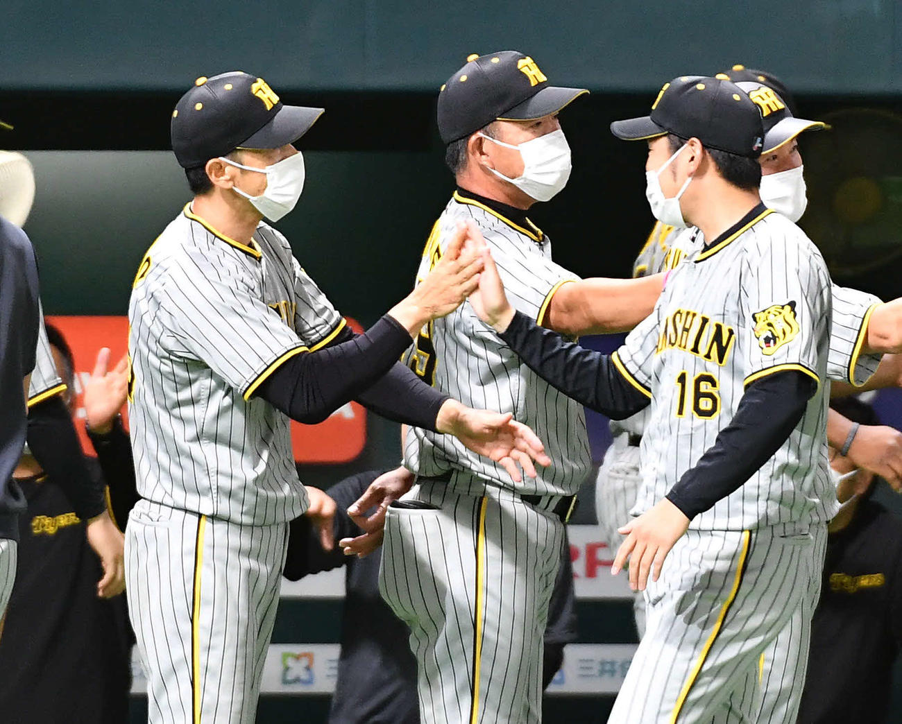 ソフトバンク対阪神　ソフトバンクに勝利し、西勇（右）とタッチを交わす矢野監督（撮影・岩下翔太）