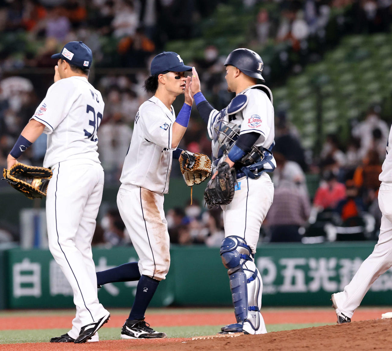 西武対巨人　逆転勝利で、ハイタッチで喜び合う若林（左）と森（撮影・浅見桂子）