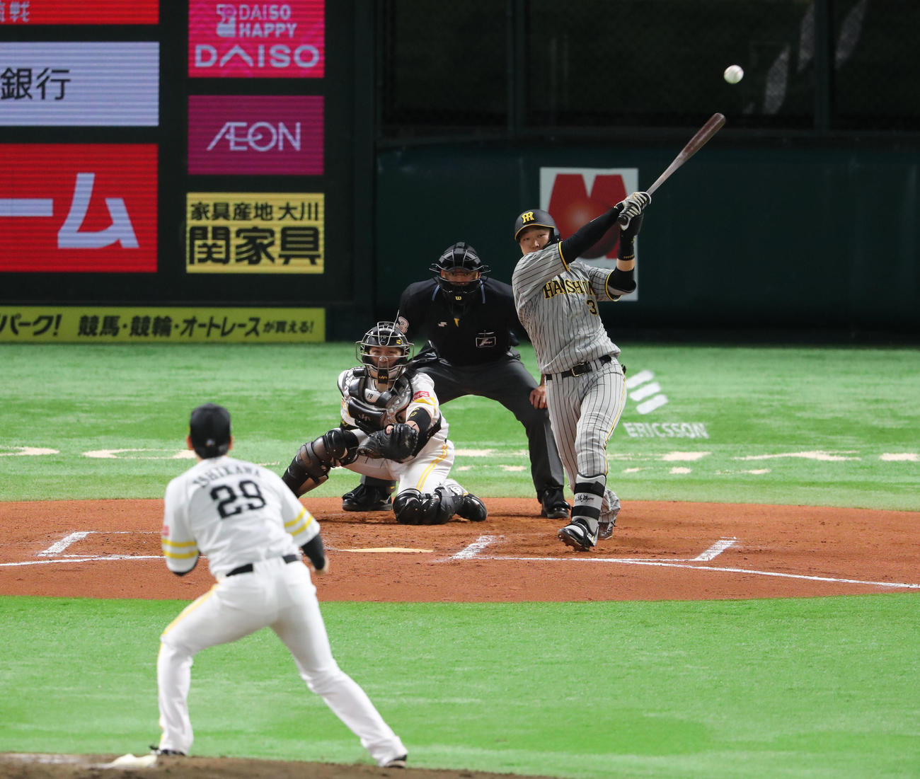 ソフトバンク対阪神　6回表阪神2死二、三塁、左中間へ先制2点適時二塁打を放つ大山（撮影・梅根麻紀）