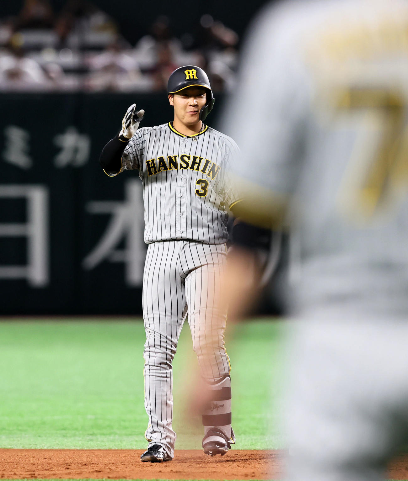 ソフトバンク対阪神　6回表阪神2死二、三塁、大山は左越え適時二塁打を放ちベース上でベンチにポーズを決める（撮影・加藤哉）