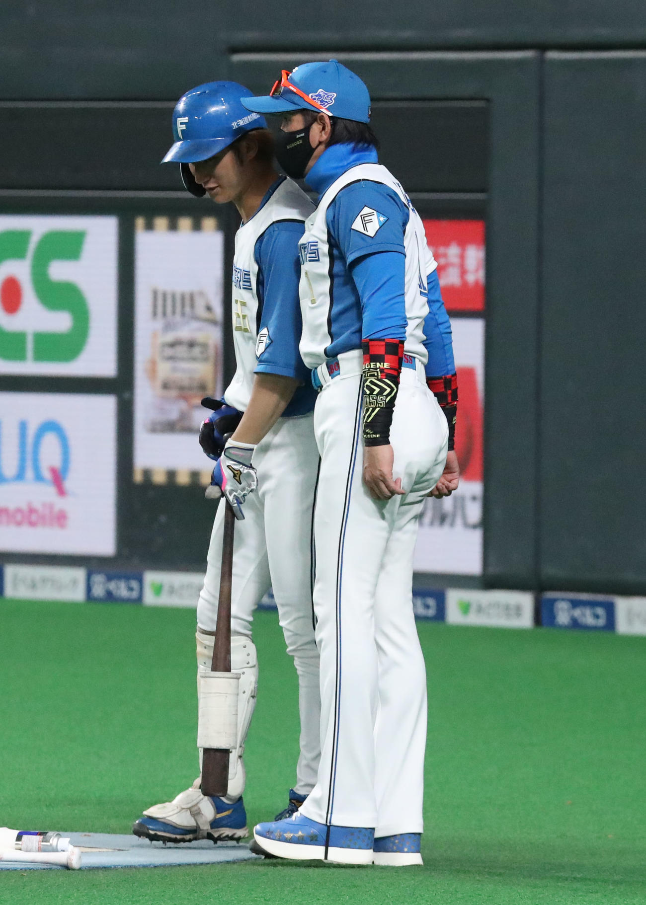 日本ハム対DeNA　代打日本ハム浅間（左）に指示を出す新庄監督（撮影・佐藤翔太）