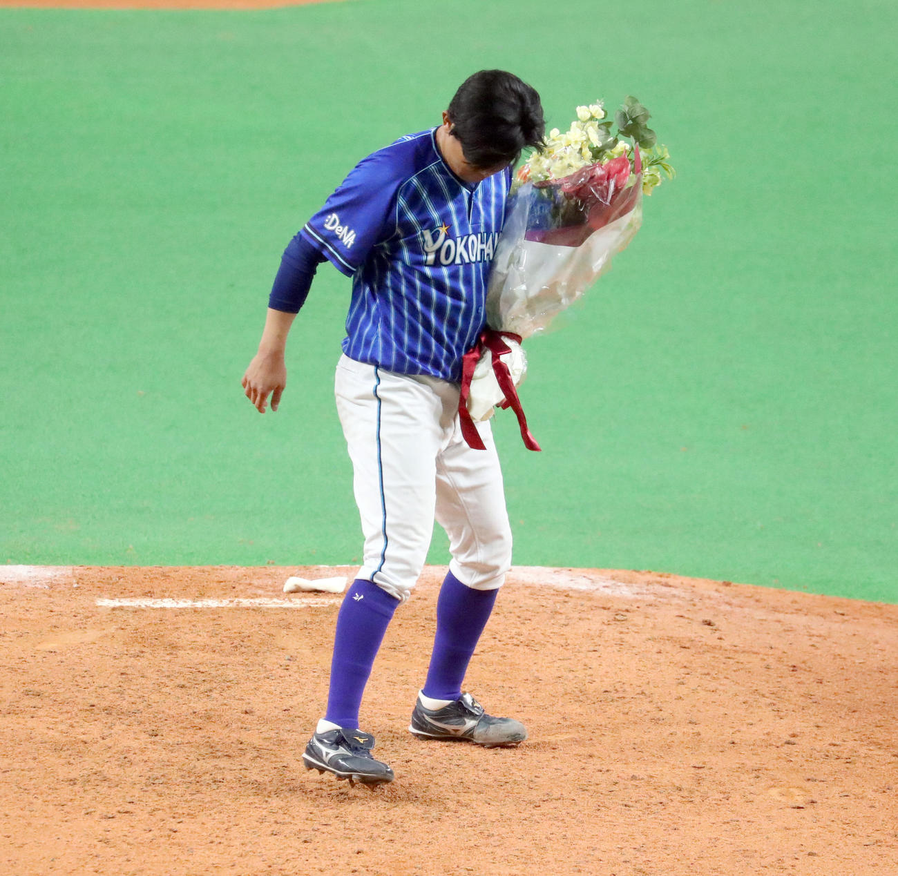 日本ハム対DeNA　ノーヒットノーランを達成しマウンドを直す今永（撮影・佐藤翔太）