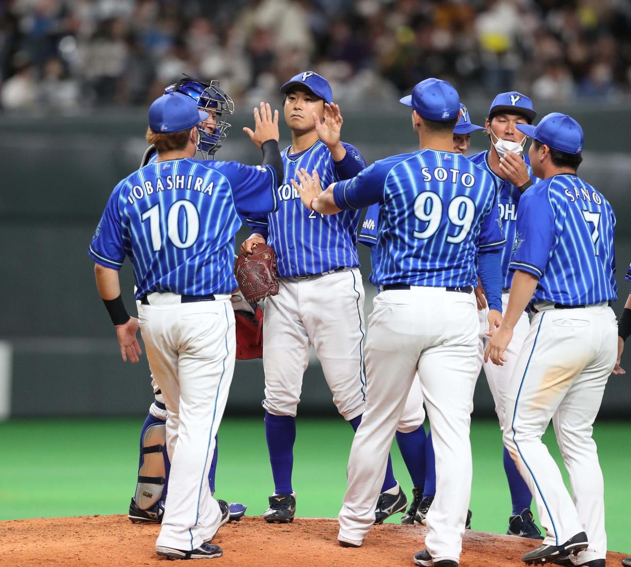 日本ハム対DeNA　ノーヒットノーランを達成した今永（左から2人目）はナインから祝福される（撮影・黒川智章）