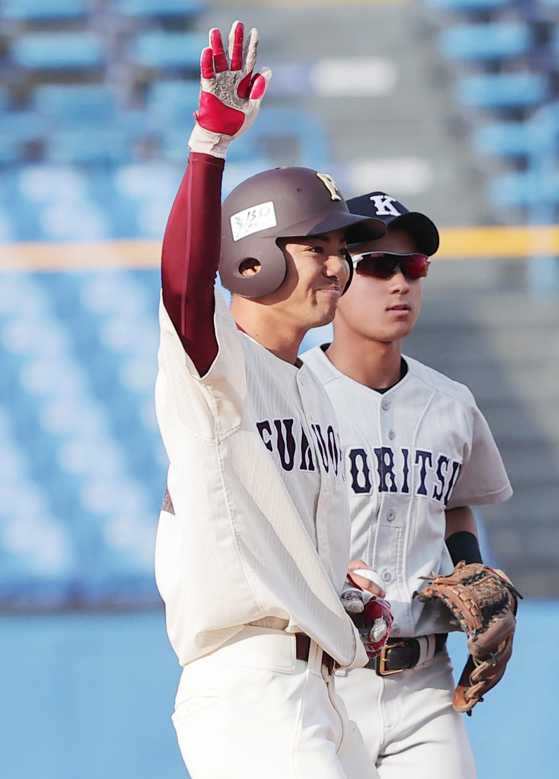 九州共立大対福岡大　7回裏福岡大1死二塁、右適時二塁打を放ち喜ぶ高良魁（撮影・野上伸悟）