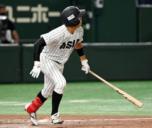 亜大対近大　9回表亜大2死一、二塁、左越え2点二塁打を放つ松浦（撮影・横山健太）