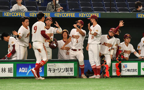 近大工学部対名城大　6回裏名城大2死一、三塁、河田の左前適時打で三塁走者多和田が生還しナインの出迎えを受ける（撮影・柴田隆二）