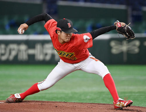 日本文理大対大商大　力投する日本文理大先発の上原（撮影・横山健太）