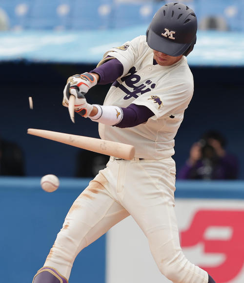神奈川大対明大　5回裏明大2死二塁、三ゴロでバットを折られる堀内（撮影・野上伸悟）
