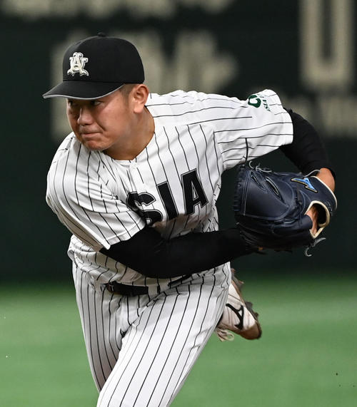 亜大対近大　力投する亜大先発の青山（撮影・横山健太）