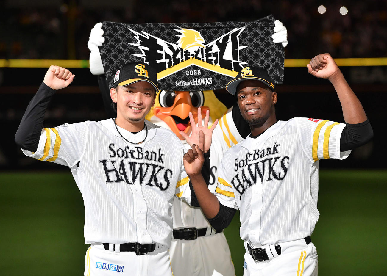 ソフトバンク対阪神　阪神に勝利し、6勝目を挙げた東浜（左）はモイネロと指で6をつくる（撮影・岩下翔太）