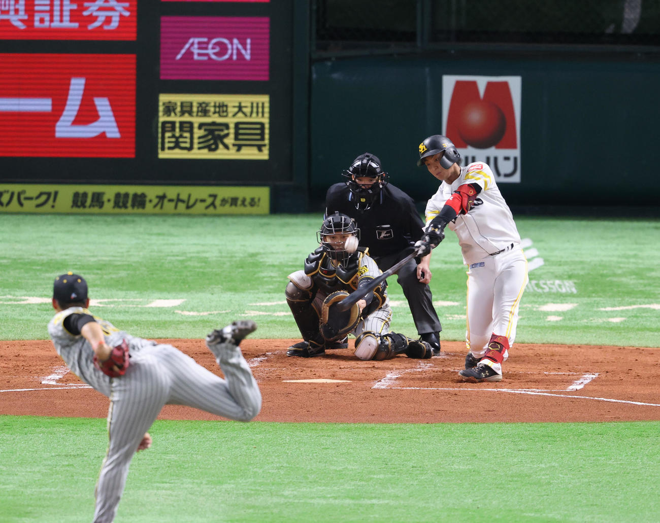 ソフトバンク対阪神　2回裏ソフトバンク2死、今宮健太は中越え二塁打を放つ（撮影・梅根麻紀）