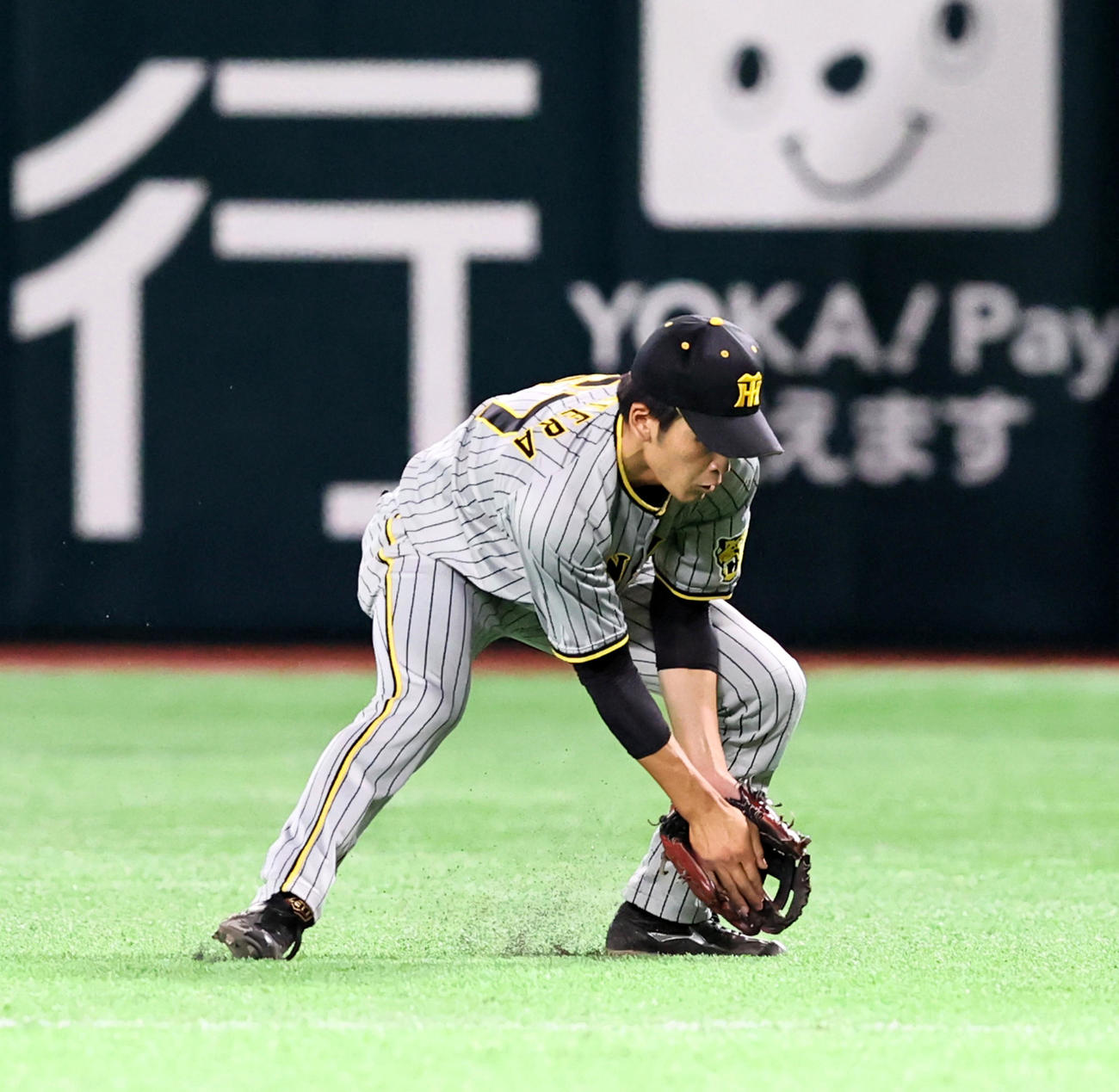 ソフトバンク対阪神　3回裏ソフトバンク無死、高寺はガルビスの打球を捕球する（撮影・加藤哉）