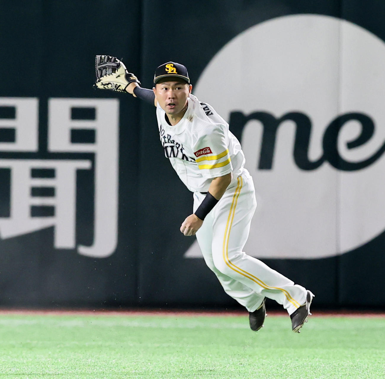 ソフトバンク対阪神　4回表阪神2死一、二塁、中村晃は糸原の右前打を本塁返球し捕殺成功（撮影・加藤哉）