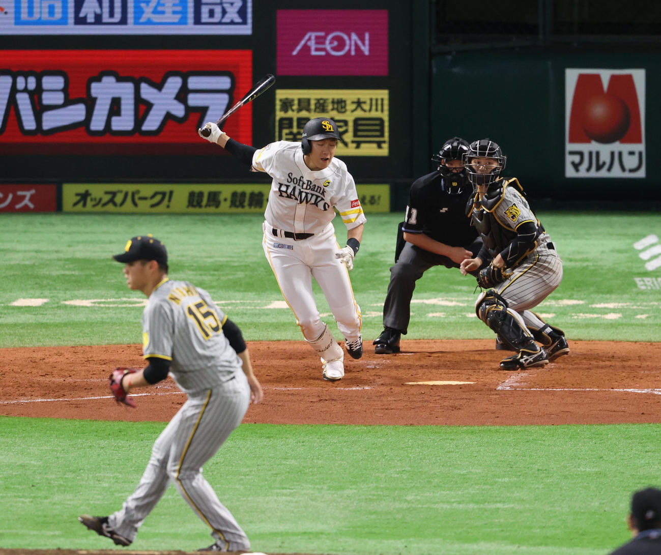 ソフトバンク対阪神　4回裏ソフトバンク無死一塁、柳田悠岐は遊内野安打を放つ（撮影・梅根麻紀）