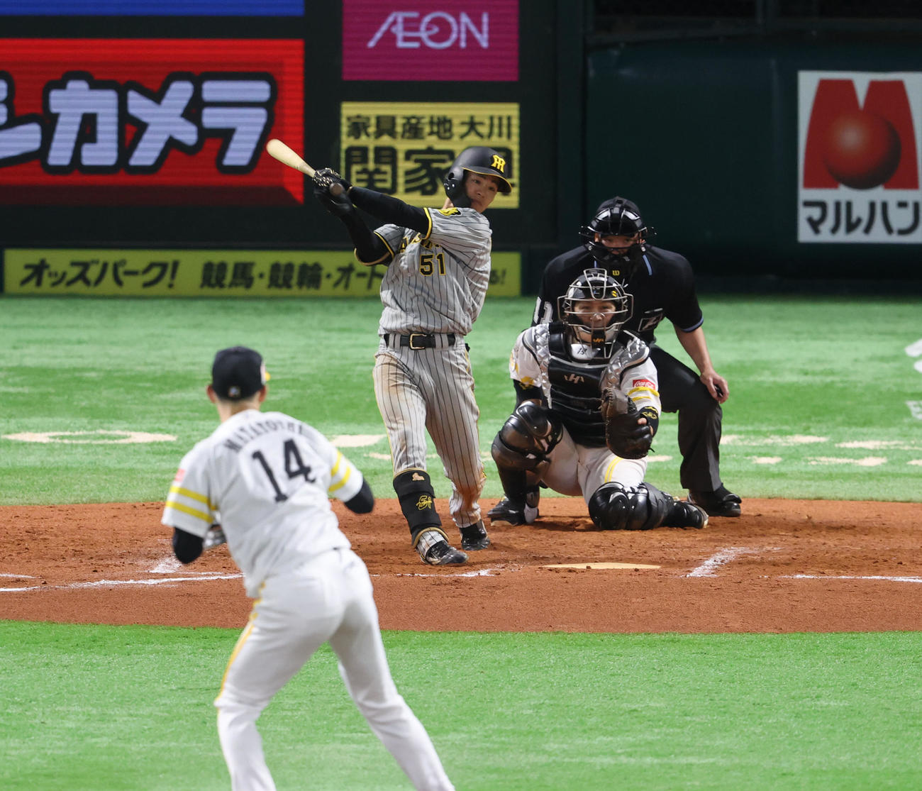 ソフトバンク対阪神　8回表阪神1死、中野拓夢は遊内野安打を放つ（撮影・梅根麻紀）