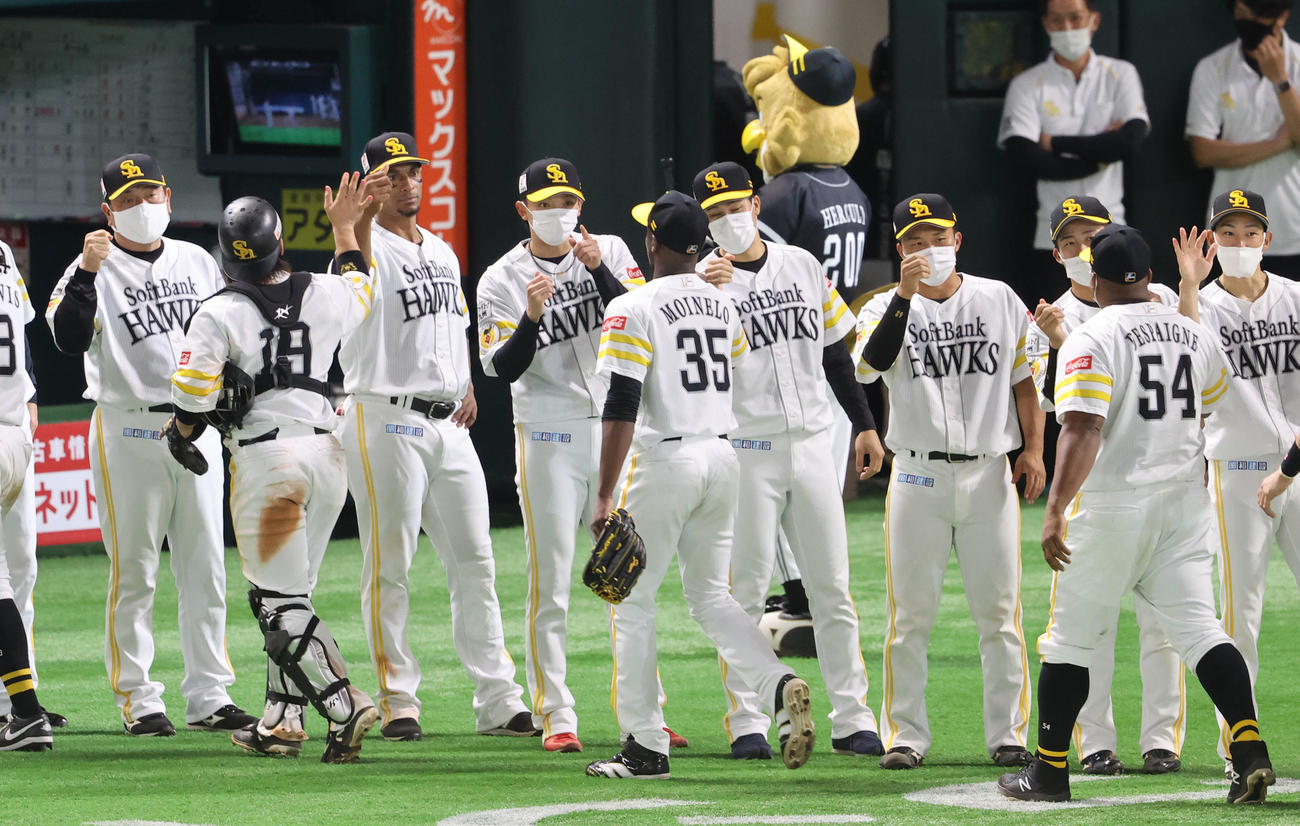 ソフトバンク対阪神　阪神に勝利しナインを出迎える東浜巨（撮影・梅根麻紀）