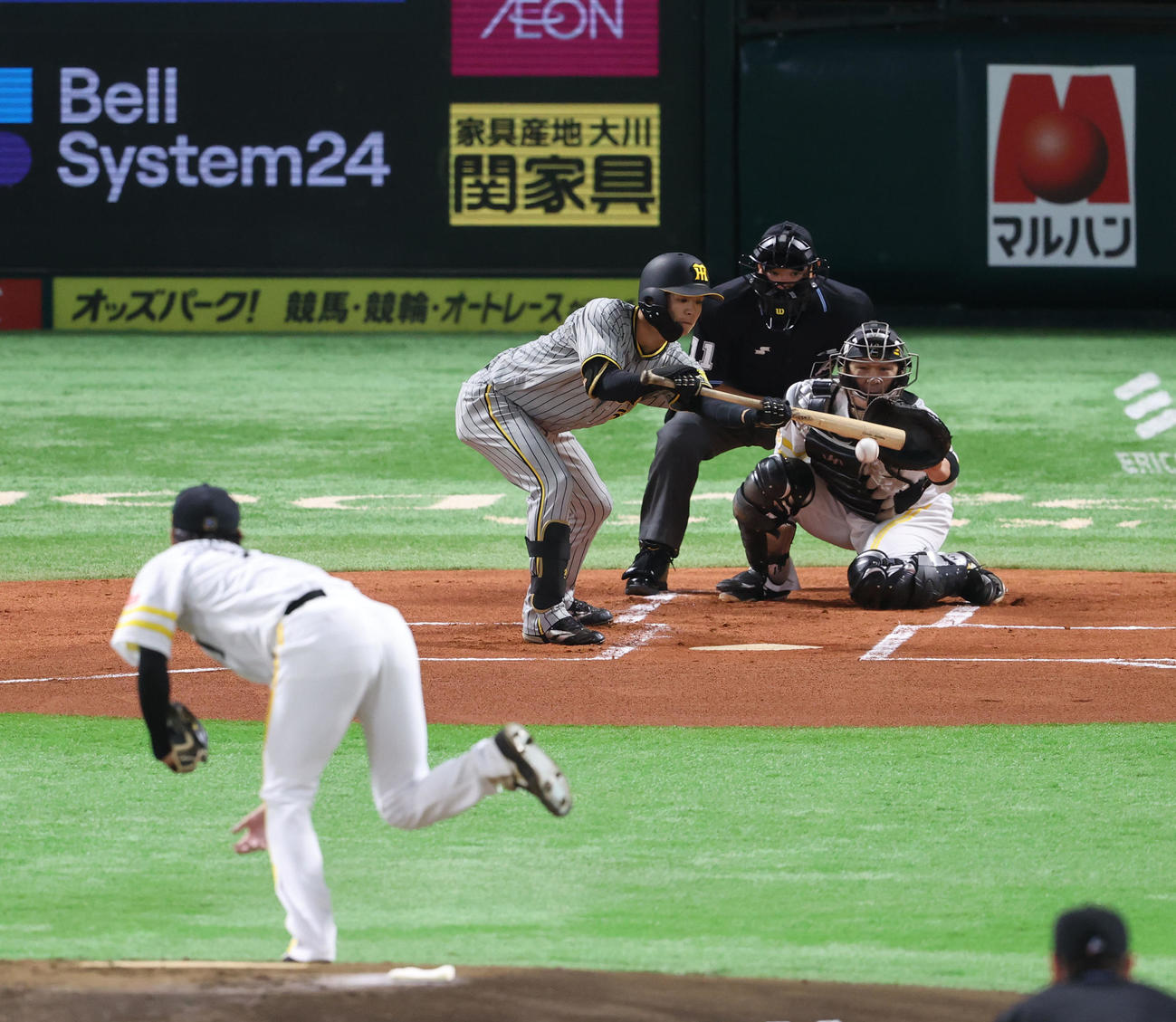 ソフトバンク対阪神　1回表阪神無死一塁、中野拓夢は送り犠打成功（撮影・梅根麻紀）
