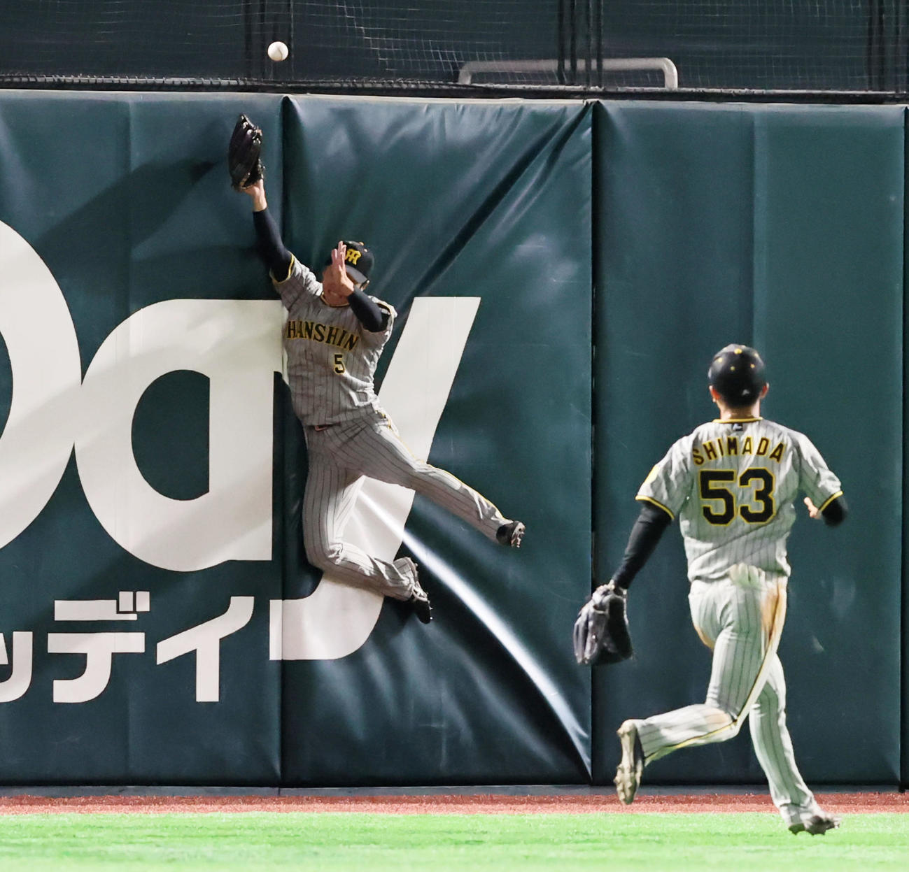 ソフトバンク対阪神　2回裏ソフトバンク2死、近本は今宮の打球にジャンプするが捕球出来ず二塁打となる（撮影・加藤哉）