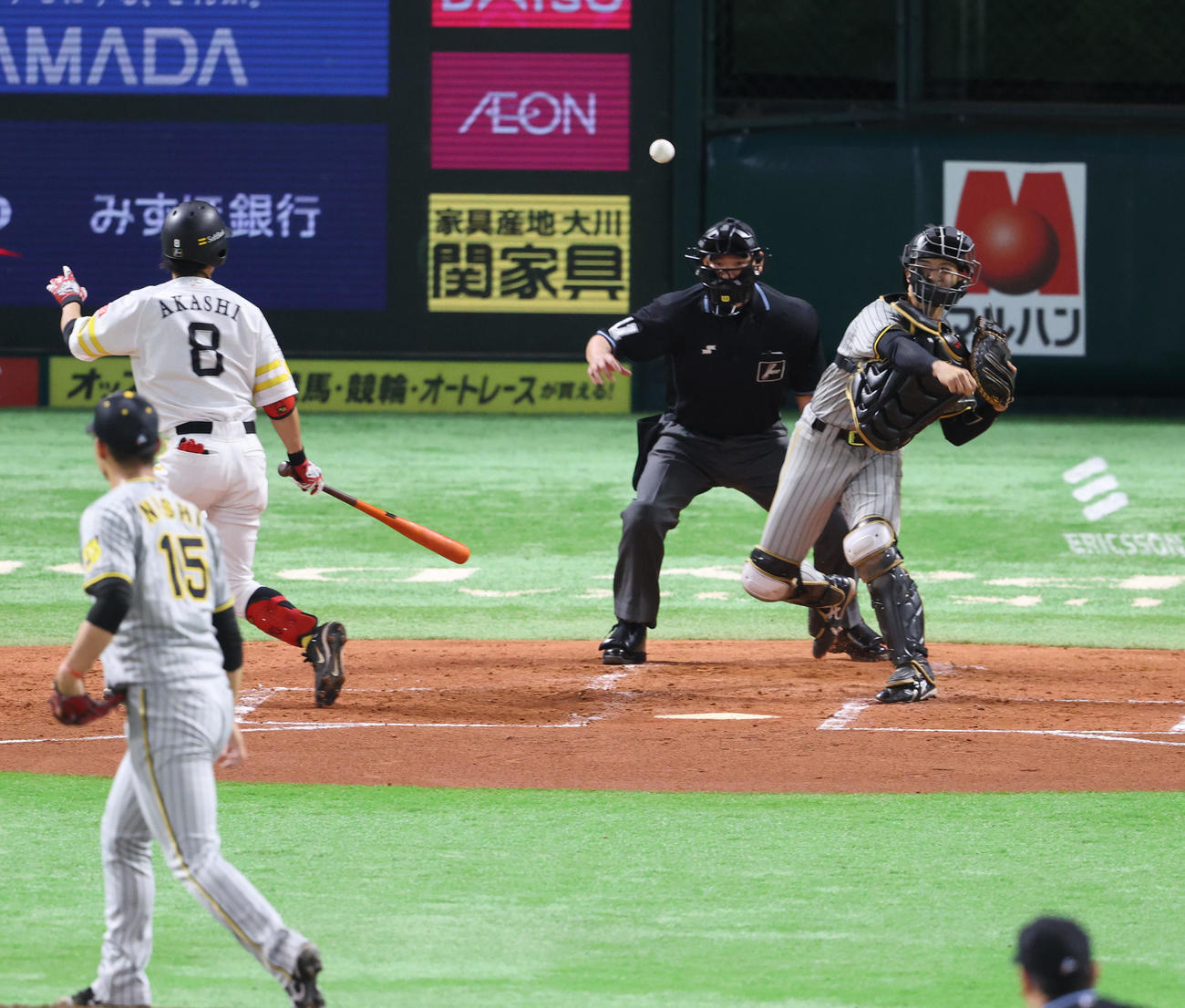 ソフトバンク対阪神　2回裏ソフトバンク1死一塁、明石健志は空振りの三振、一塁走者のグラシアルは二盗を試みるが、坂本誠志郎の送球でアウトとなる（撮影・梅根麻紀）