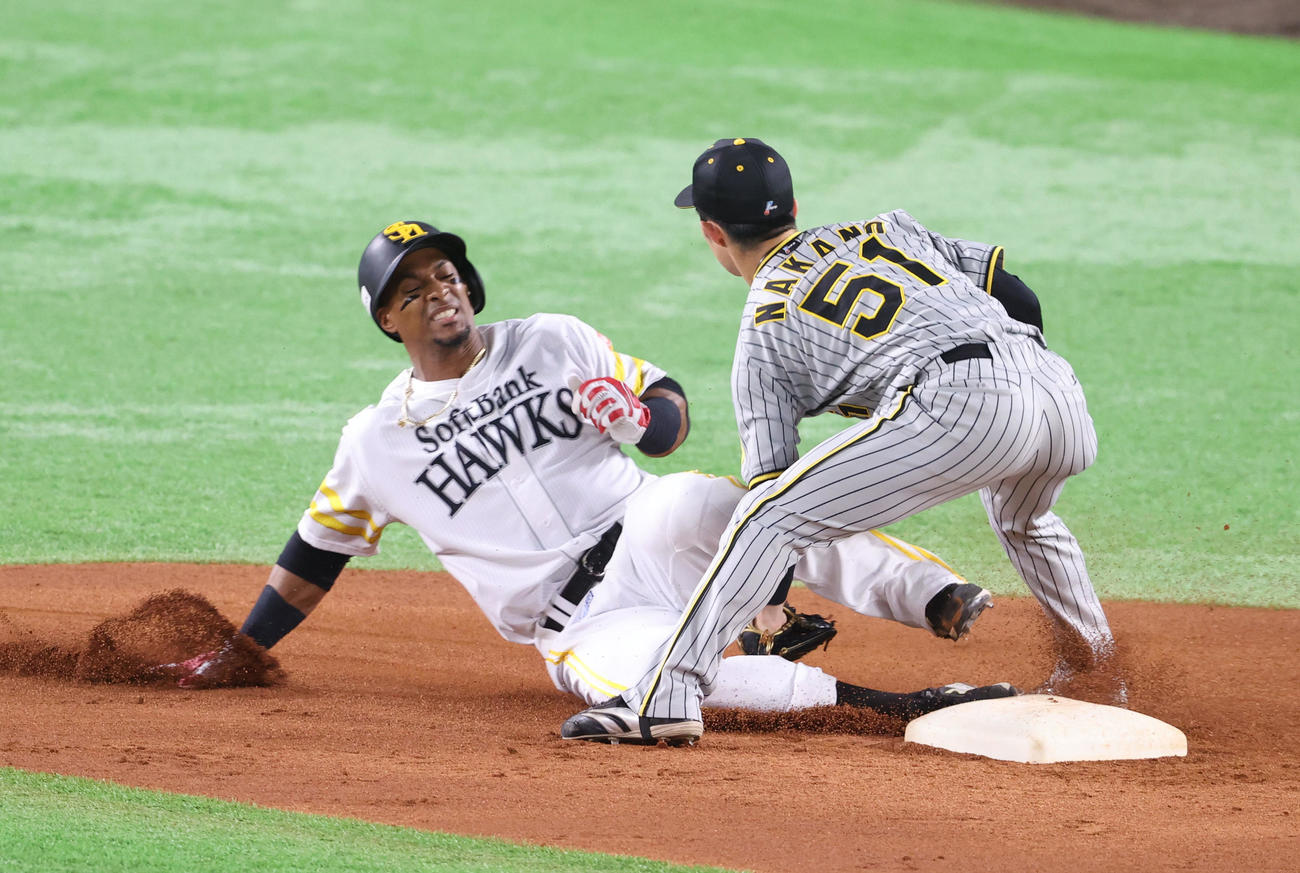 ソフトバンク対阪神　2回裏ソフトバンク1死一塁、明石健志は空振りの三振、一塁走者のグラシアルは二盗を試みるが、坂本誠志郎の送球でアウトとなる（撮影・梅根麻紀）