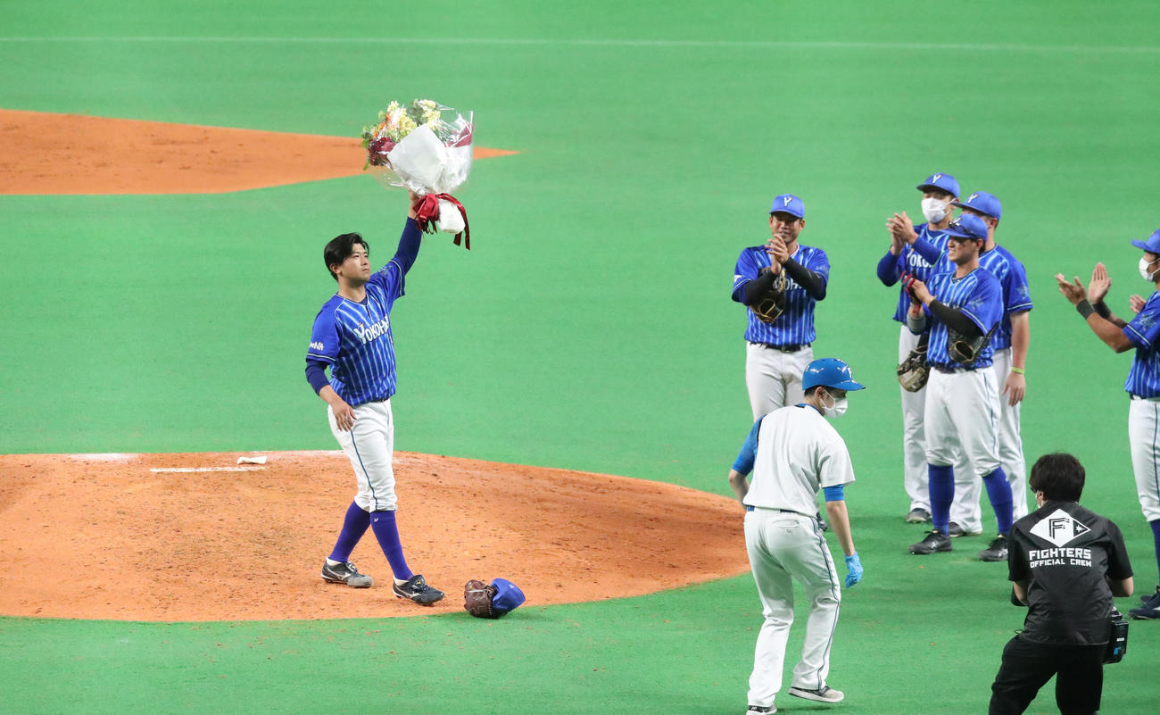 日本ハム対DeNA　ノーヒットノーランを達成しナインに祝福される今永（中央）（撮影・佐藤翔太）