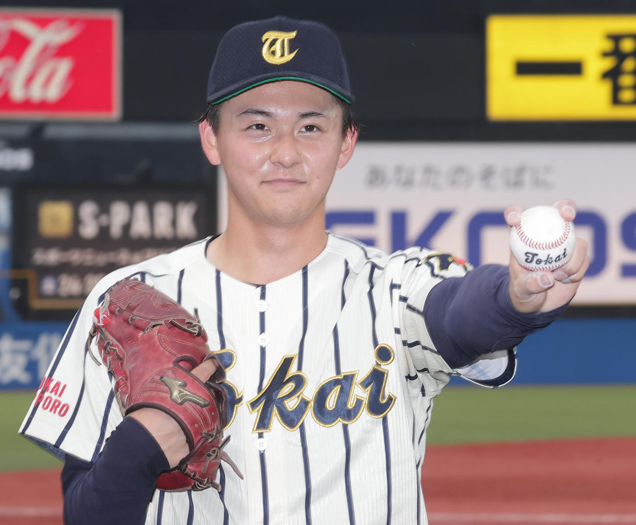 東海大北海道対環太平洋大　ノーヒットノーランを達成し笑顔を見せる東海大北海道・渡部（撮影・野上伸悟）