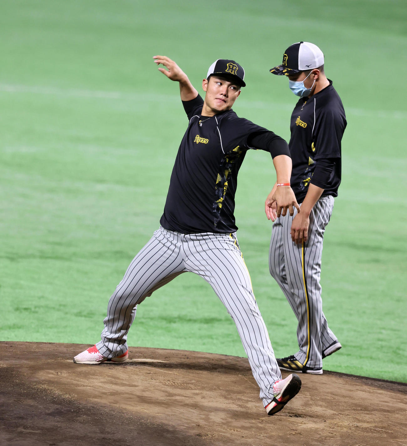 ペイペイドームのマウンドを確認する阪神西純矢（撮影・加藤哉）