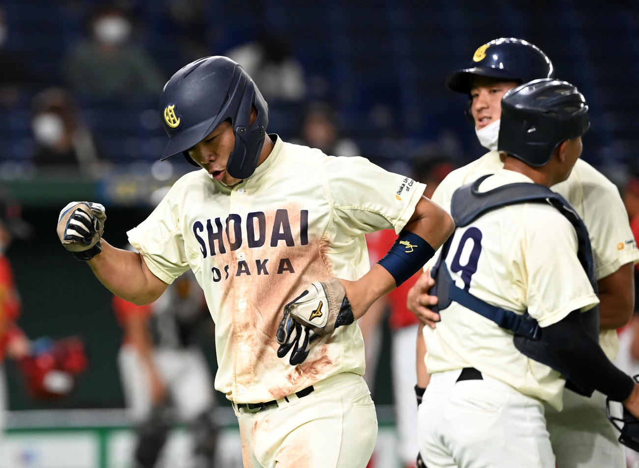日本文理大対大商大　4回裏終了時、ガッツポーズでベンチへ引き揚げる大商大・河西（撮影・横山健太）