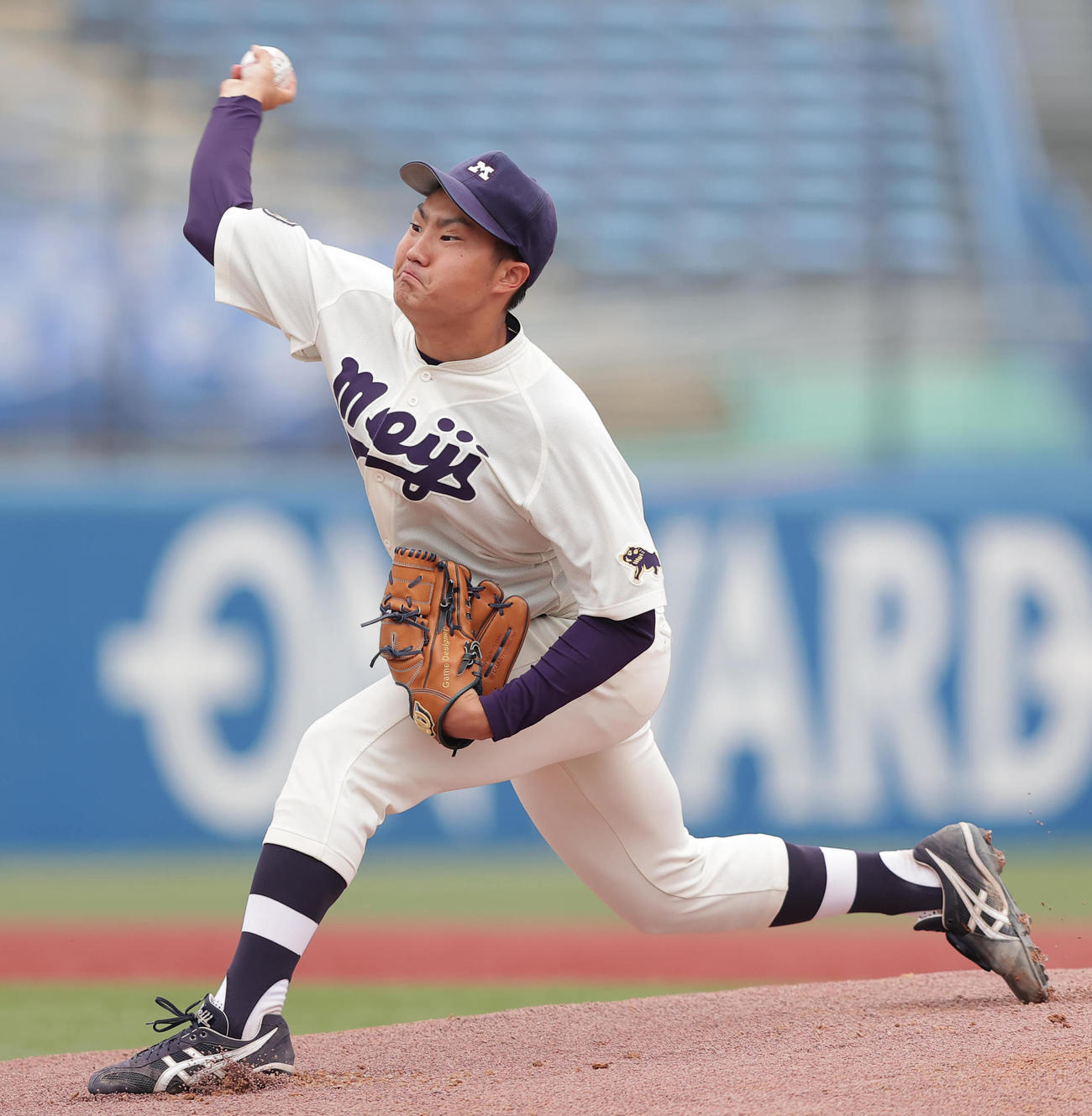 神奈川大対明大　力投する明大先発の村田（撮影・野上伸悟）