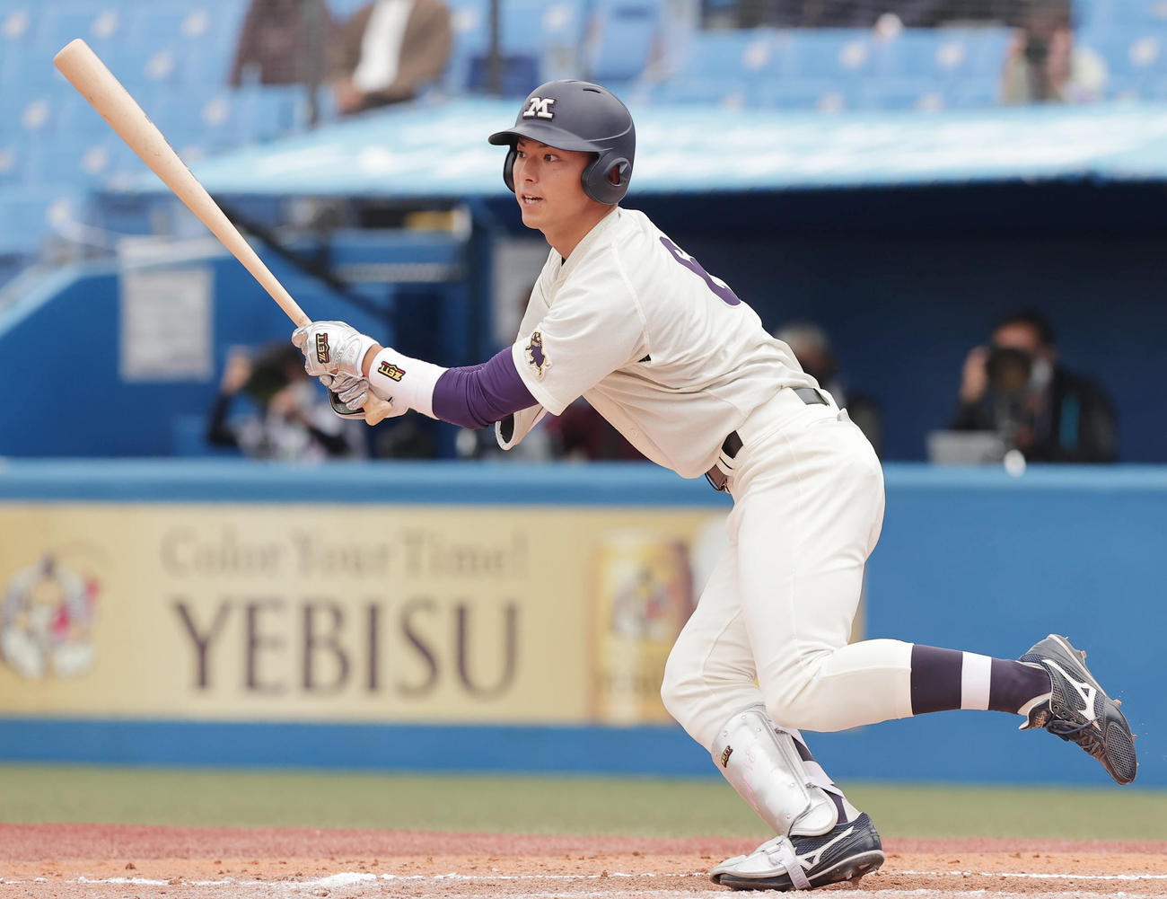 神奈川大対明大　6回裏明大無死、左前打を放つ宗山（撮影・野上伸悟）