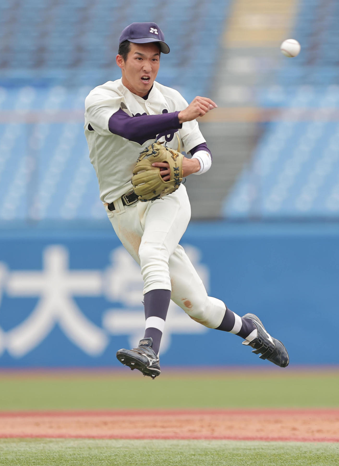 神奈川大対明大　3回表神奈川大1死、佐藤のニゴロを処理する堀内（撮影・野上伸悟）