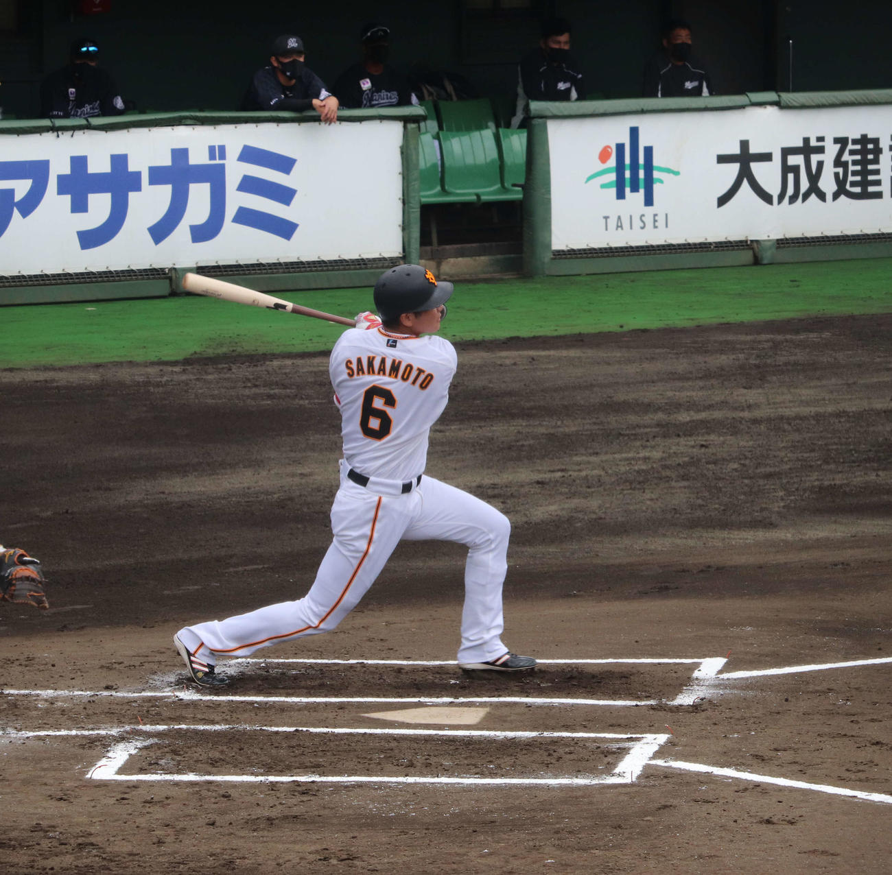 イースタン・リーグ巨人対ロッテ　1回1死、実戦復帰後初長打となる右中間への二塁打を放つ巨人坂本（撮影・小早川宗一郎）