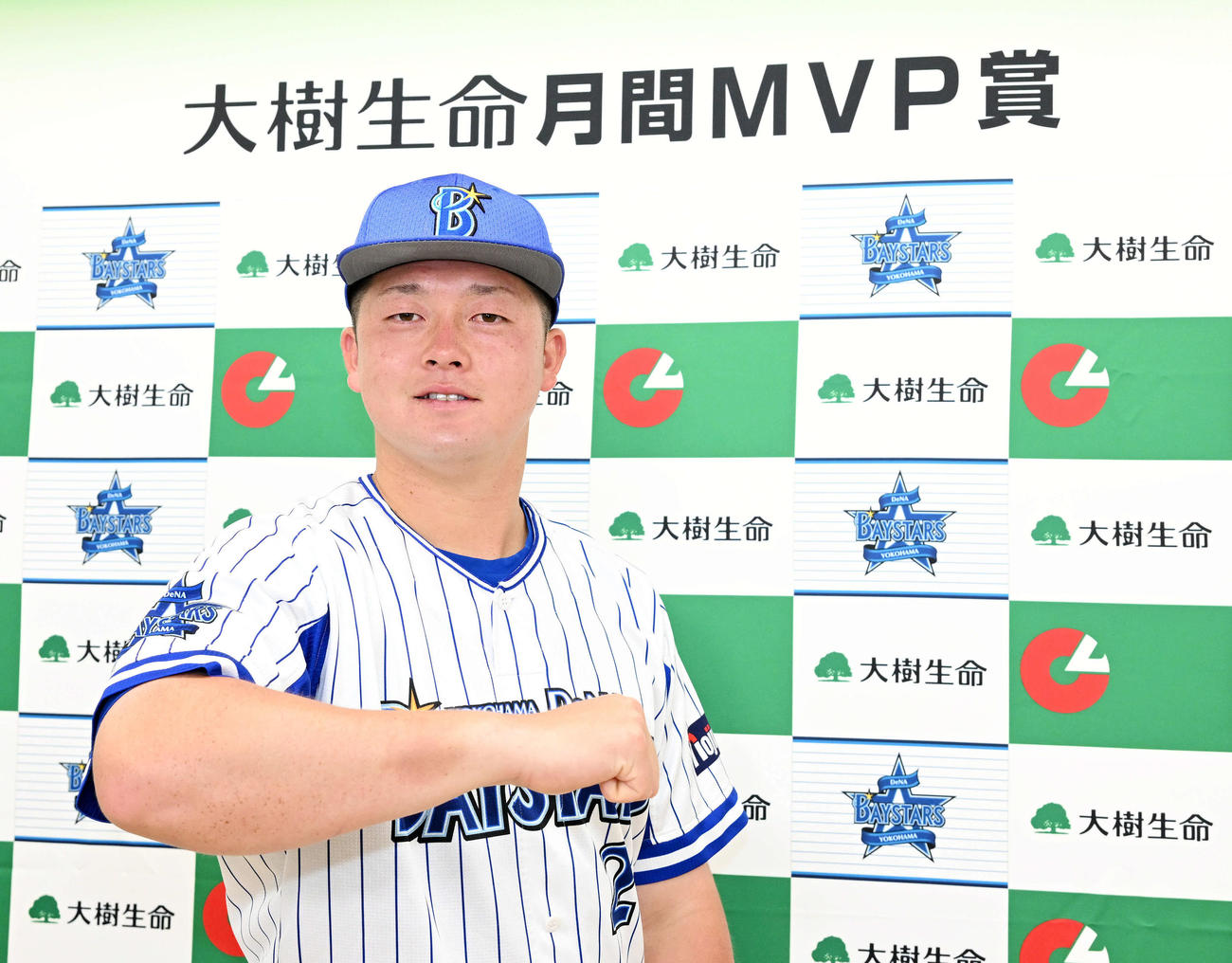 月間MVP賞に選ばれポーズを決めるDeNA牧（撮影・滝沢徹郎）