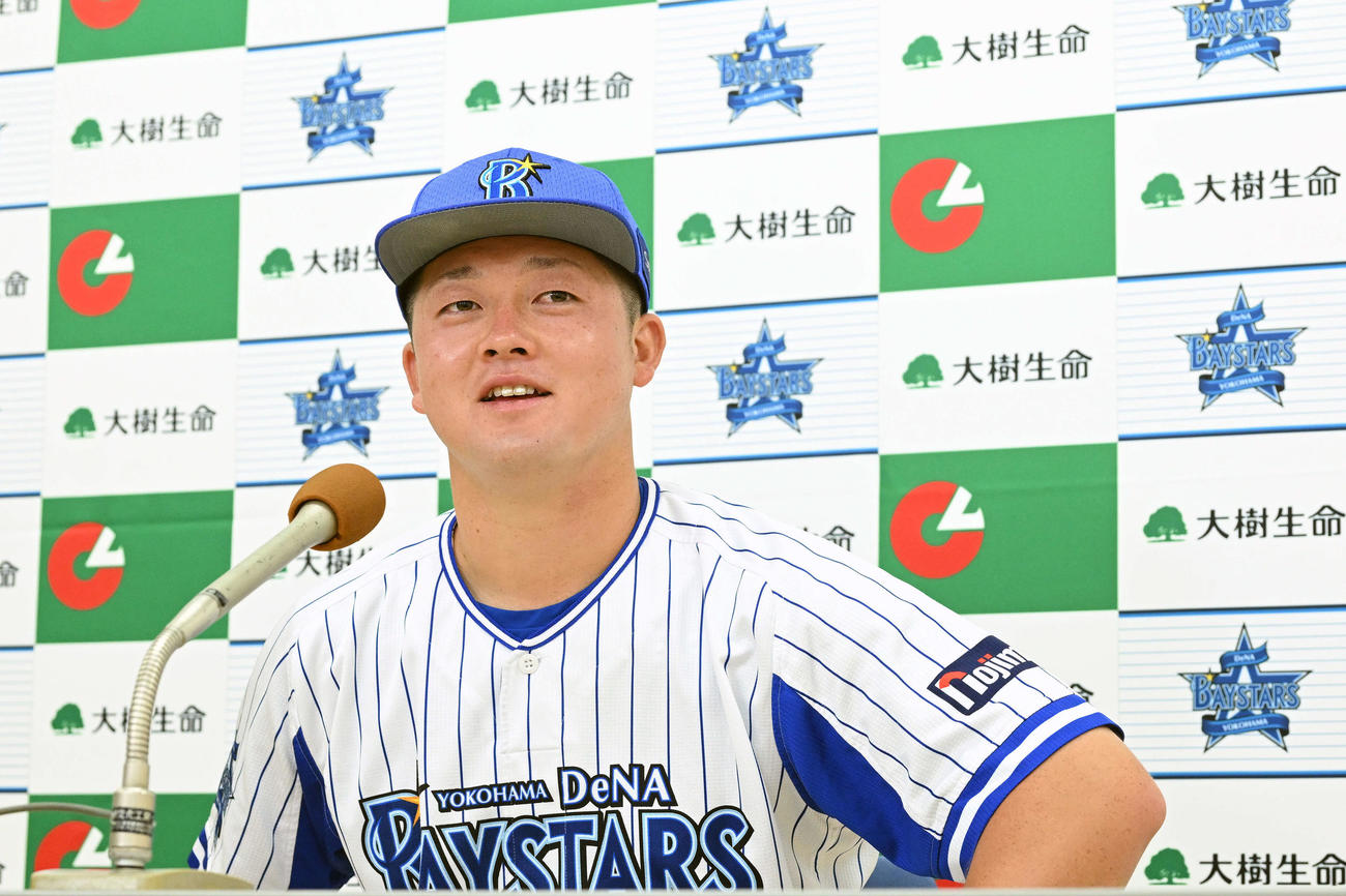 月間MVP賞に選ばれ会見するDeNA牧（撮影・滝沢徹郎）