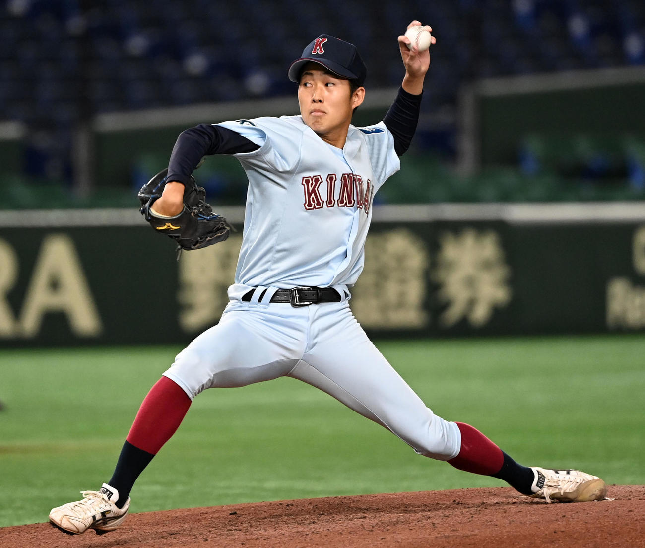 亜大対近大　力投する近大先発の久保（撮影・横山健太）