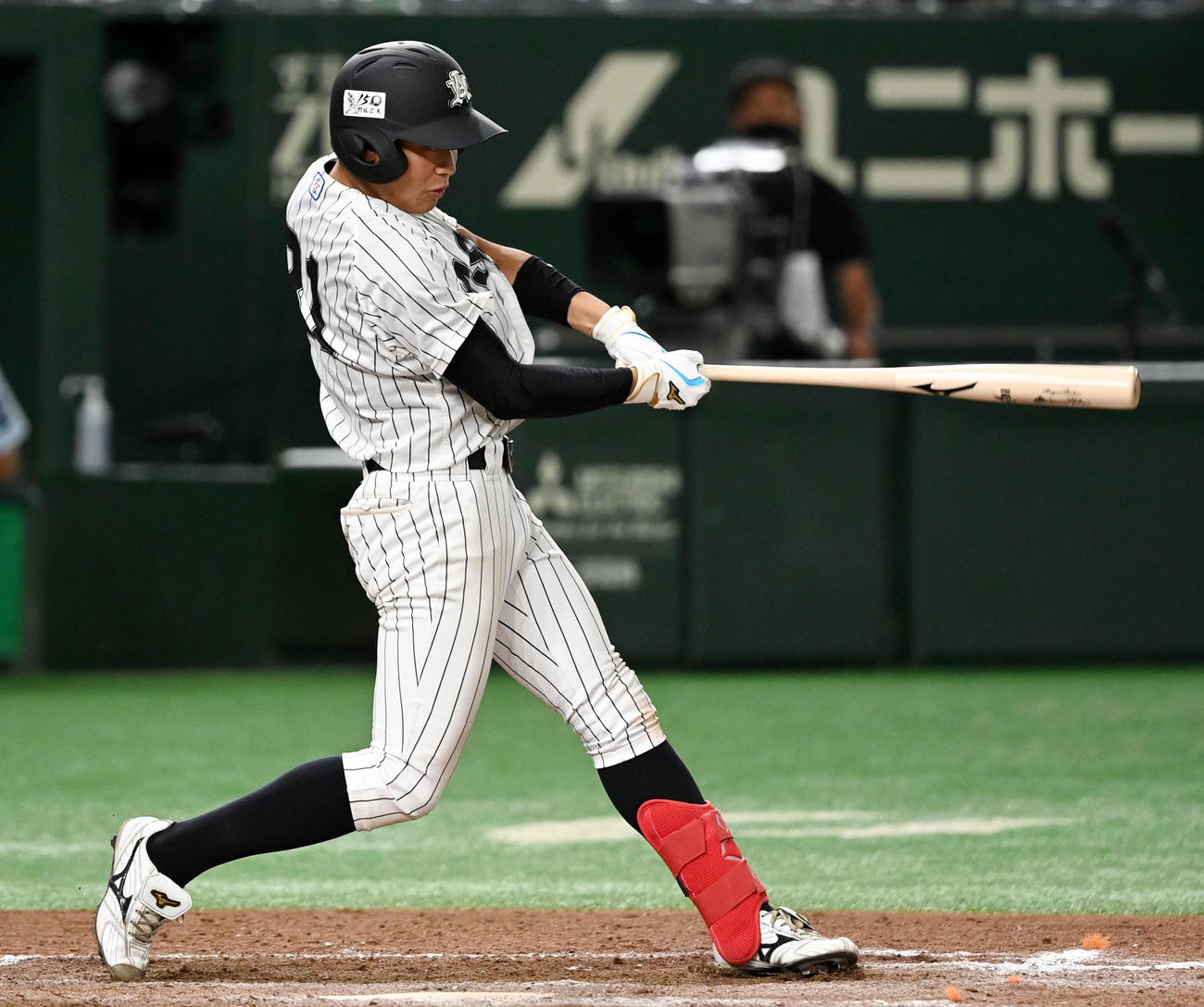 亜大対近大　9回表亜大2死一、二塁、左越え2点二塁打を放つ松浦（撮影・横山健太）