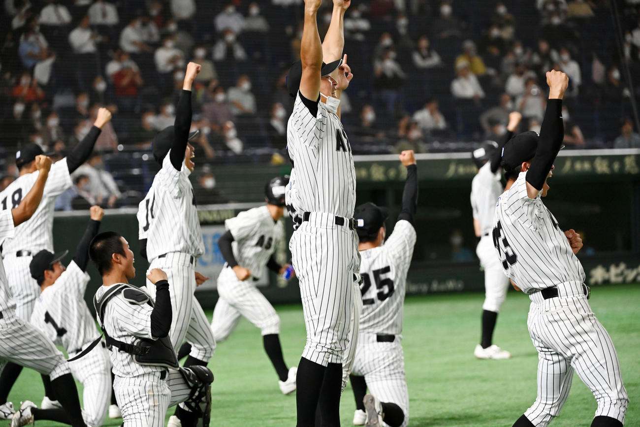 亜大対近大　9回表亜大2死一、二塁、松浦が左越え2点二塁打を放ち歓喜する亜大ナイン（撮影・横山健太）