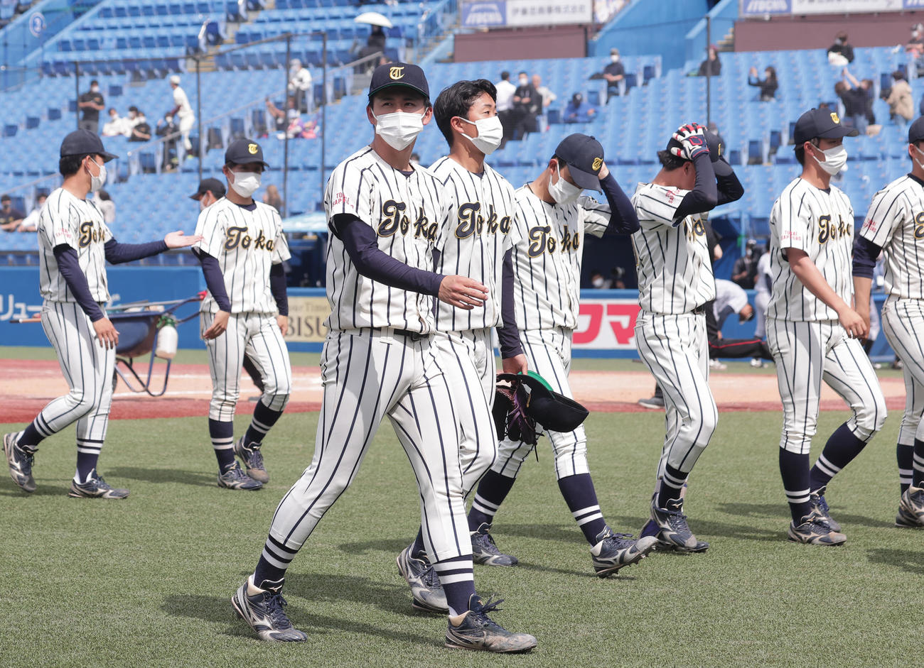 東海大北海道対佛教大　0－6で敗れ引き揚げる渡部（手前）ら東海大北海道の選手たち（撮影・野上伸悟）