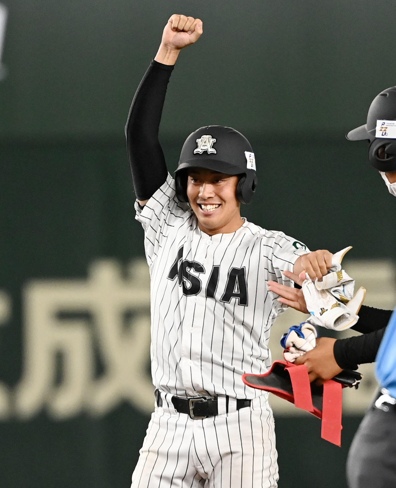 亜大対近大　8回裏亜大2死一、二塁、左越え2点二塁打を放ちガッツポーズする松浦（撮影・横山健太）
