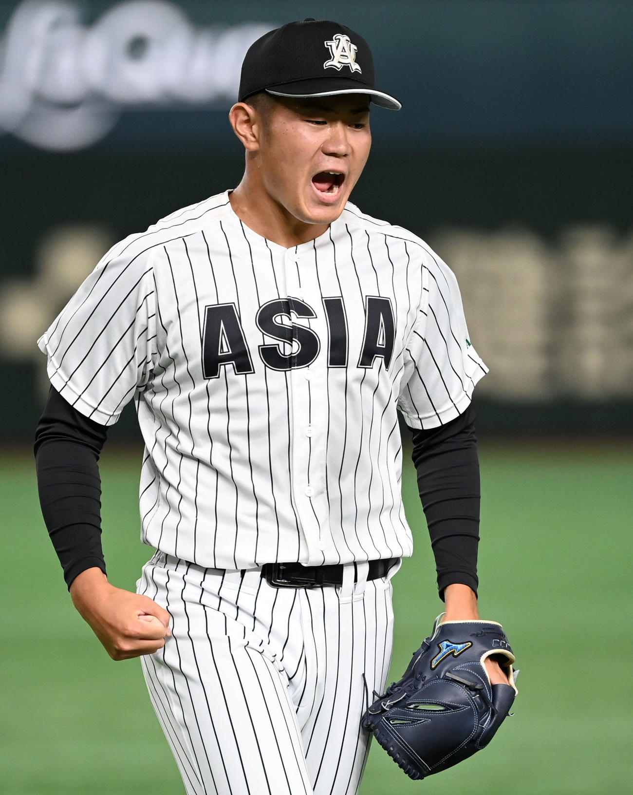 亜大対近大　1回裏、ほえる亜大・青山（撮影・横山健太）