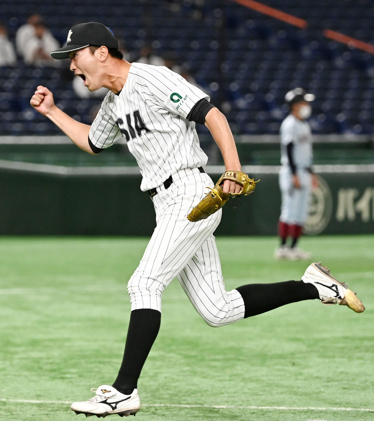 亜大対近大　近大に勝利し雄たけびを上げる亜大・田中大（撮影・横山健太）