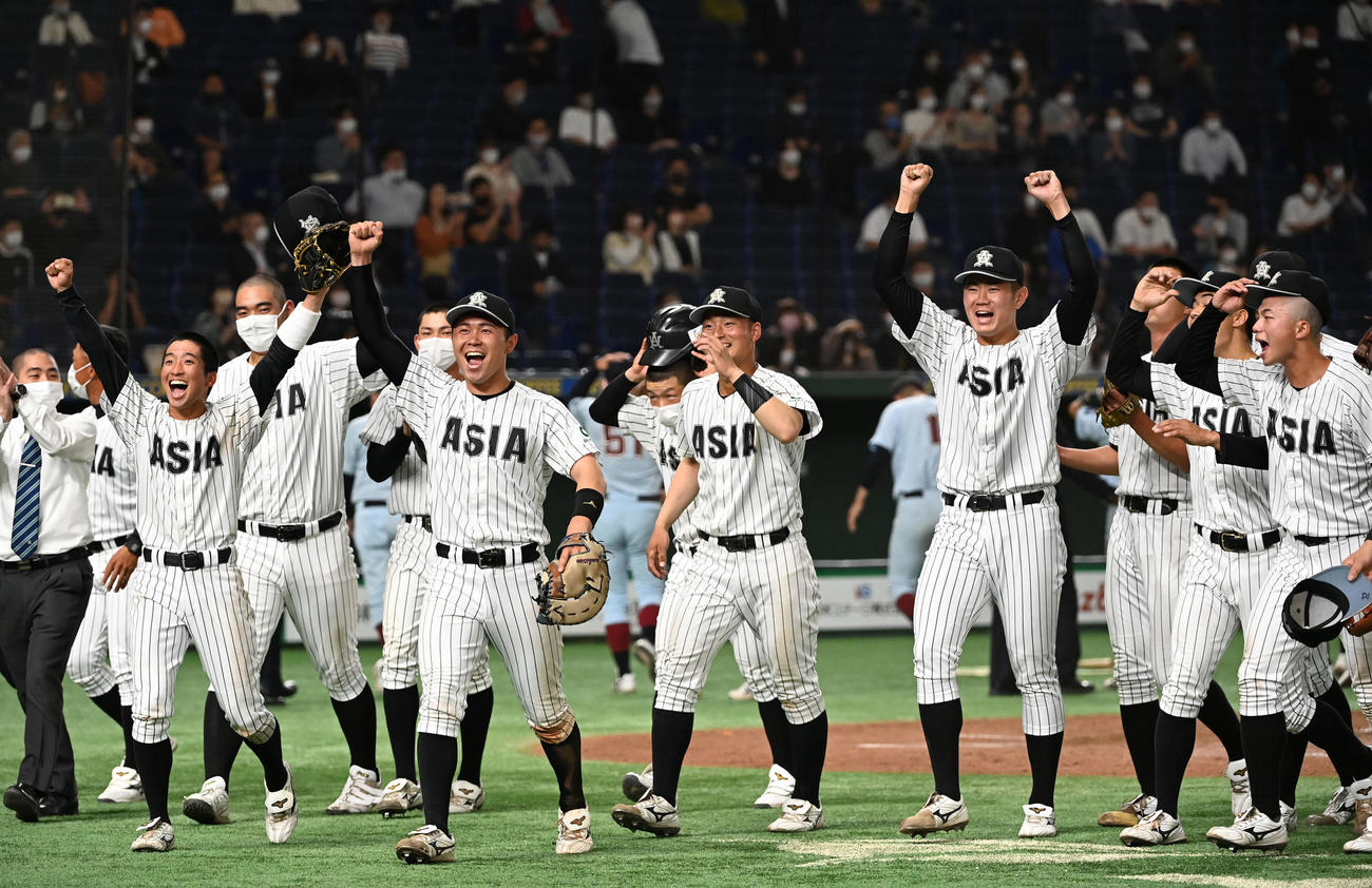 亜大対近大　近大に勝利し歓喜する亜大ナイン（撮影・横山健太）